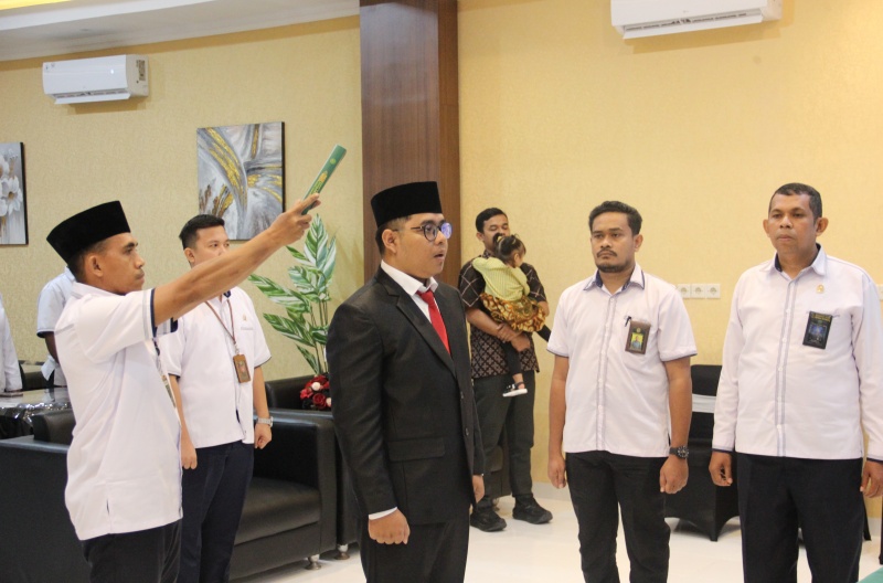 Pengambilan Sumpah Jabatan dan Pelantikan Fariz Abdurrohman, S.E., sebagai Kepala Subbagian Kepegawaian, Organisasi, dan Tata Laksana (Ortala) pada Pengadilan Negeri Fakfak