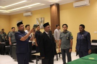 Ketua Pengadilan Negeri Fakfak, Dony Hardiyanto, S.H., M.Hum., memimpin langsung pelantikan dan pengambilan sumpah Ismet Wairoy, S.H., sebagai Panitera Pengganti