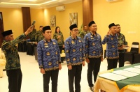 Ketua Pengadilan Negeri Fakfak, Dony Hardiyanto, S.H., M.Hum., memimpin acara Pengambilan Sumpah/Janji Pegawai Negeri Sipil (PNS) pada Pengadilan Negeri Fakfak